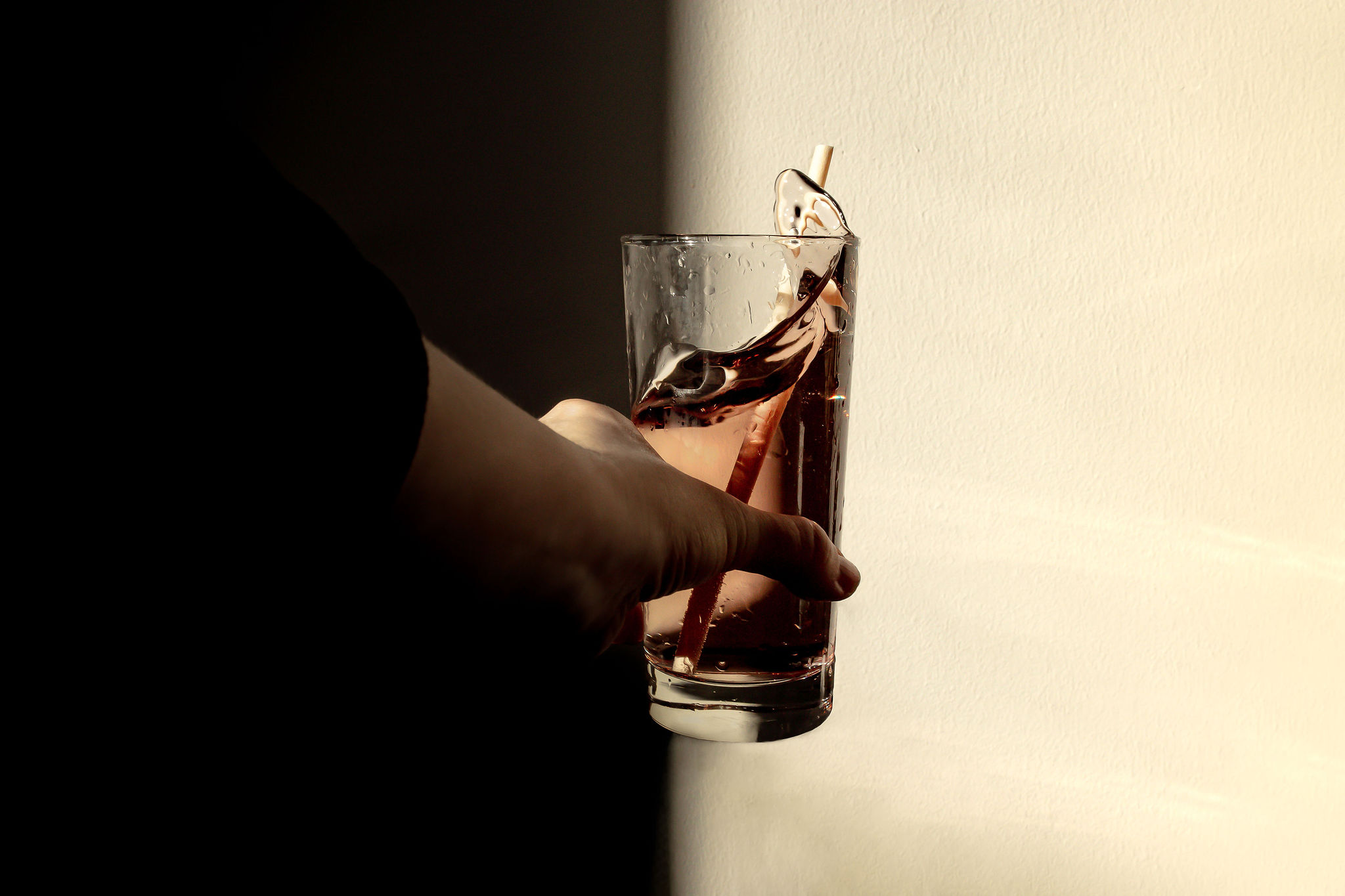 Sustainable Sulapac straw with natural appearance in a drinkin glass